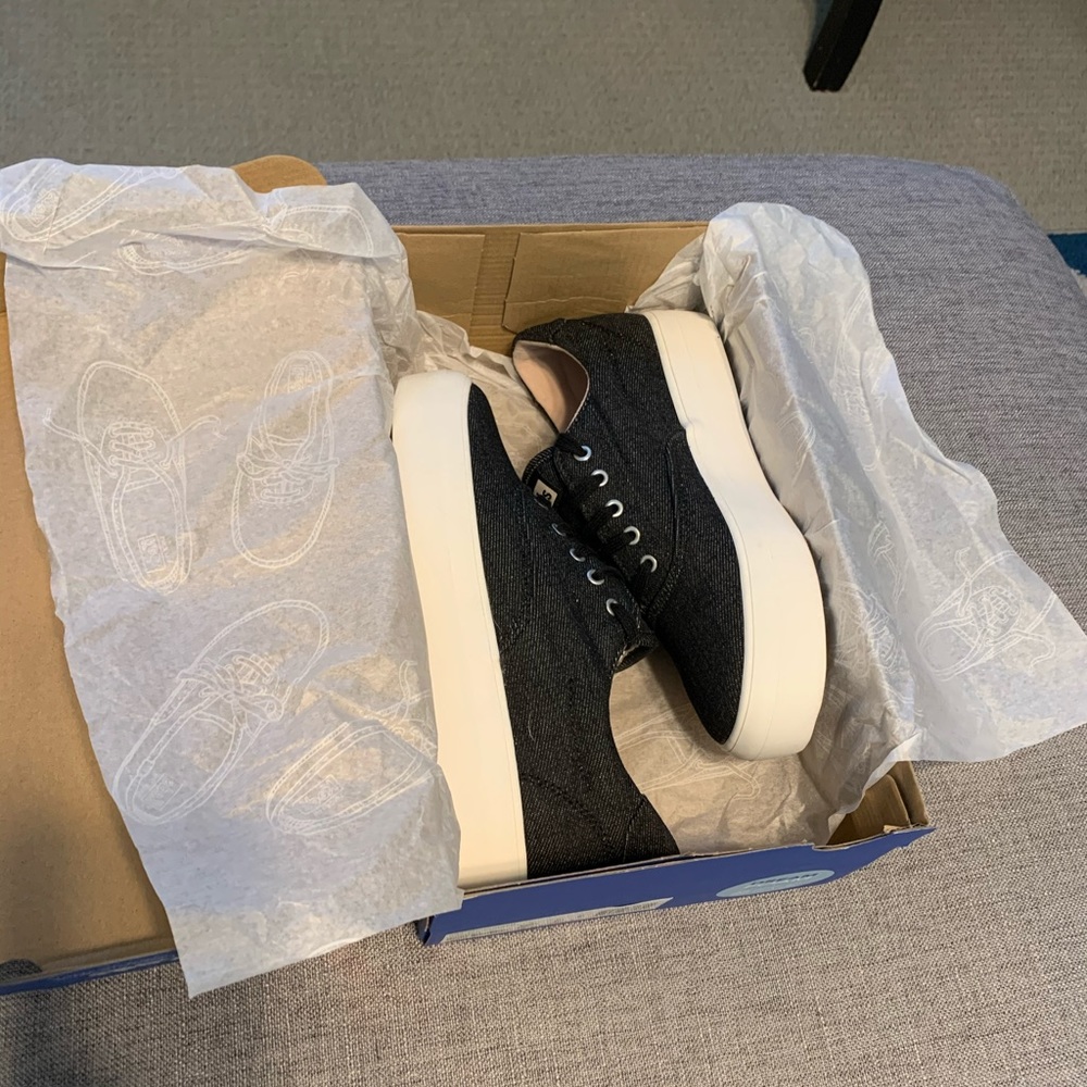 NWT and box - Keds Women’s Rise Black Denim SZ5 - Picture 2 of 6